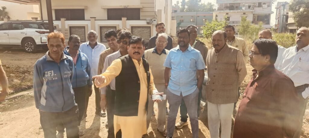 Mayor Vikram Akhke reached Ward No. 45 under the program Your Mayor at Your Doorstep.