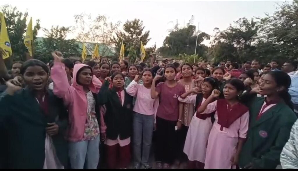 Hostel girls protested against the teacher, demanding removal of the superintendent. Allegations of mismanagement in the hostel, serious complaint against the superintendent.