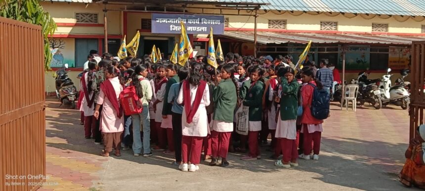 Hostel girls protested against the teacher, demanding removal of the superintendent. Allegations of mismanagement in the hostel, serious complaint against the superintendent.